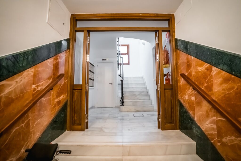 Entrada del Apartamento Turístico Quality Homes Plaza de la Trinidad en Granada