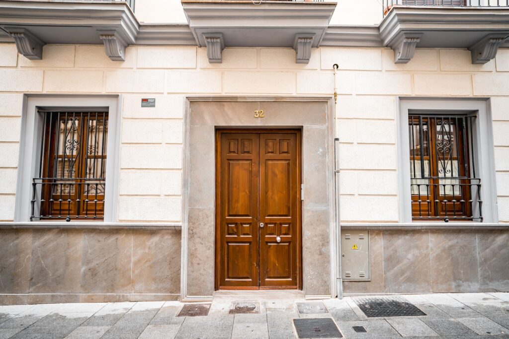 Entrada del Apartamento Turístico Quality Homes Plaza de la Trinidad en Granada