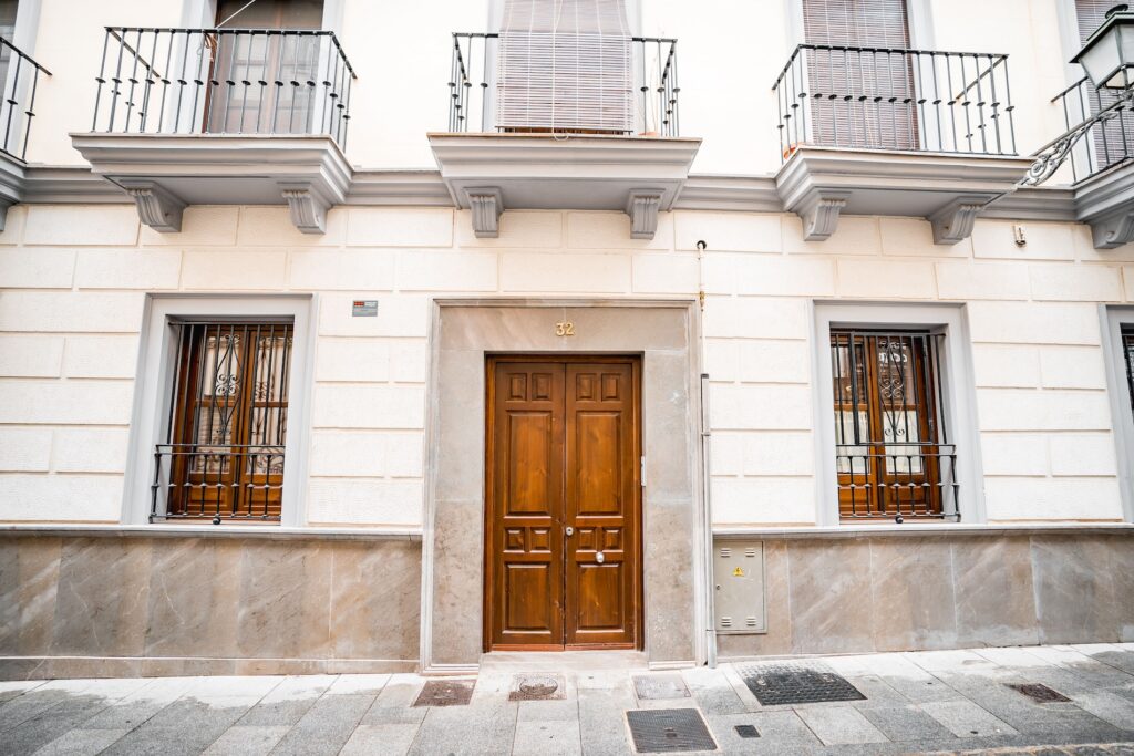 Entrada del Apartamento Turístico Quality Homes Plaza de la Trinidad en Granada