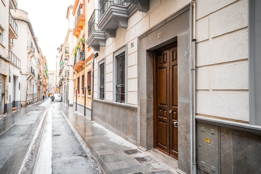 Entrada del Apartamento Turístico Quality Homes Plaza de la Trinidad en Granada