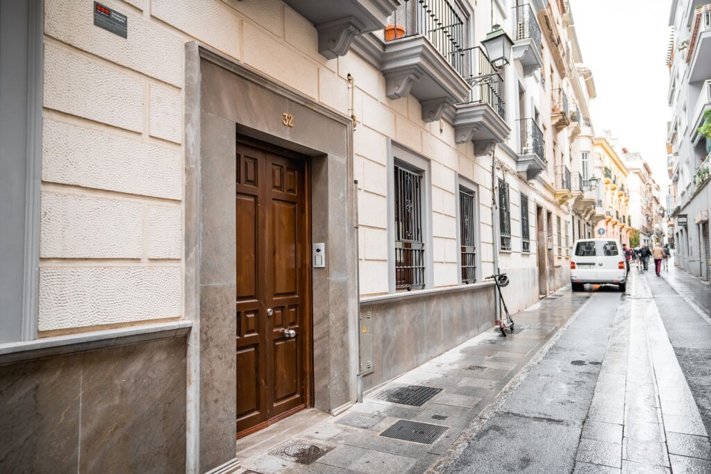Entrada del Apartamento Turístico Quality Homes Plaza de la Trinidad en Granada
