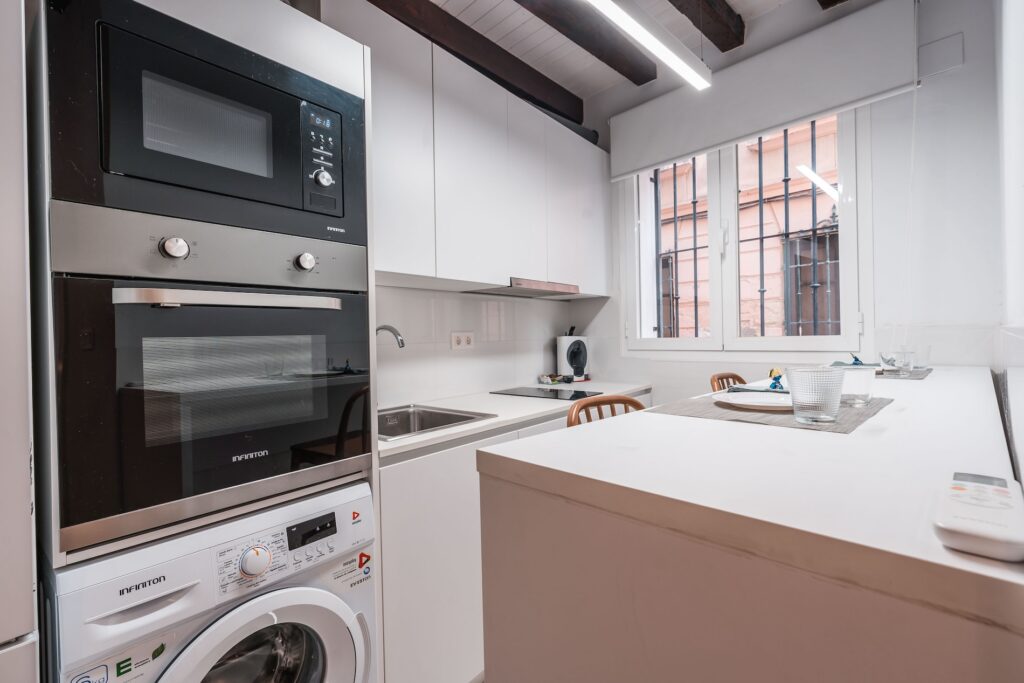 Comedor y cocina del Apartamento Turístico Quality Homes Granada Eme Suites en Granada