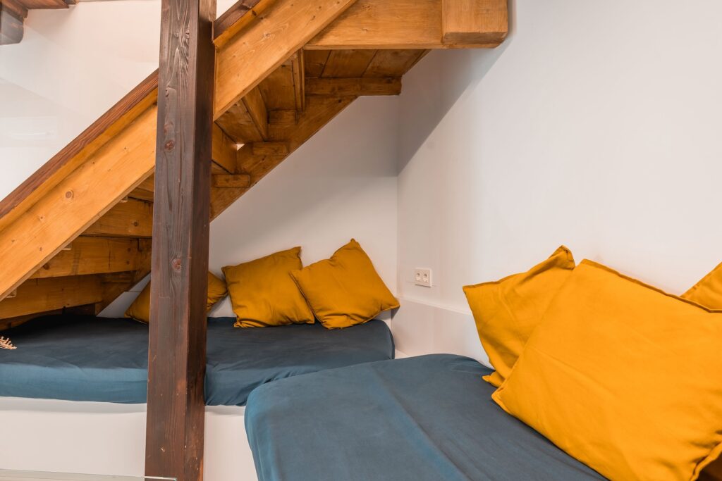 Escalera del Apartamento Turístico Quality Homes Granada Eme Suites en Granada