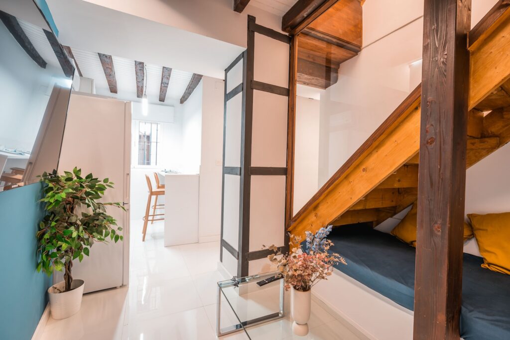 Escalera del Apartamento Turístico Quality Homes Granada Eme Suites en Granada
