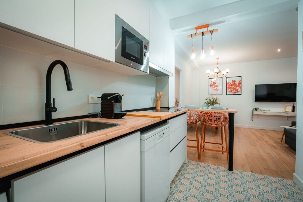 Cocina y Salón comedor del Apartamento Turístico Quality Homes La Casa de los Colores en Granada