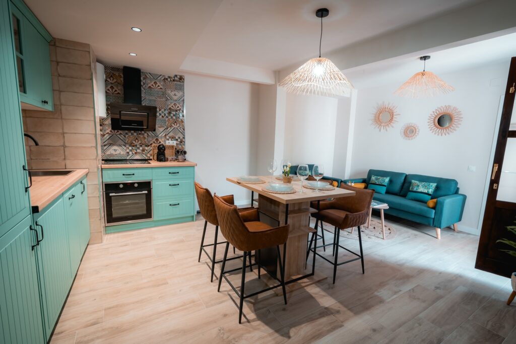 Cocina, Comedor y salón del Apartamento Turístico Quality Homes Caldelería Vieja en Granada
