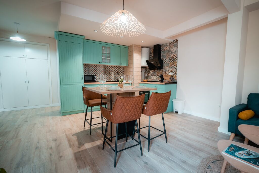 Cocina y Comedor del Apartamento Turístico Quality Homes Caldelería Vieja en Granada