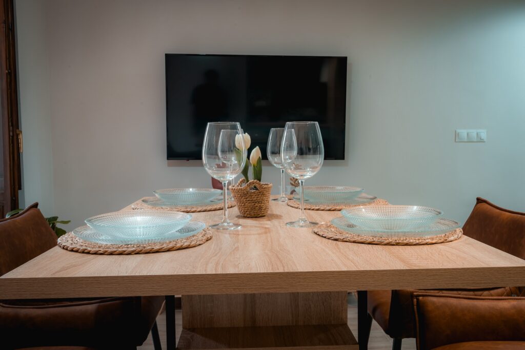 Mesa de Comedor del Apartamento Turístico Quality Homes Caldelería Vieja en Granada