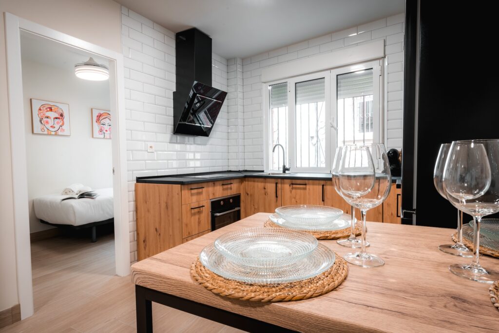 Cocina y dormitorio del Apartamento Turístico Quality Homes Hornillo de la Cartuja en Granada