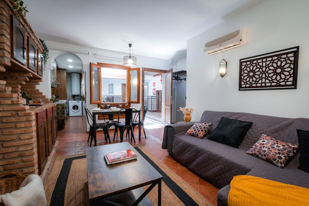 Salón comedor del Apartamento Turístico Quality Homes Santa Ana en Granada