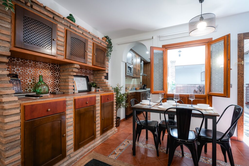 Comedor y cocina del Apartamento Turístico Quality Homes Santa Ana en Granada