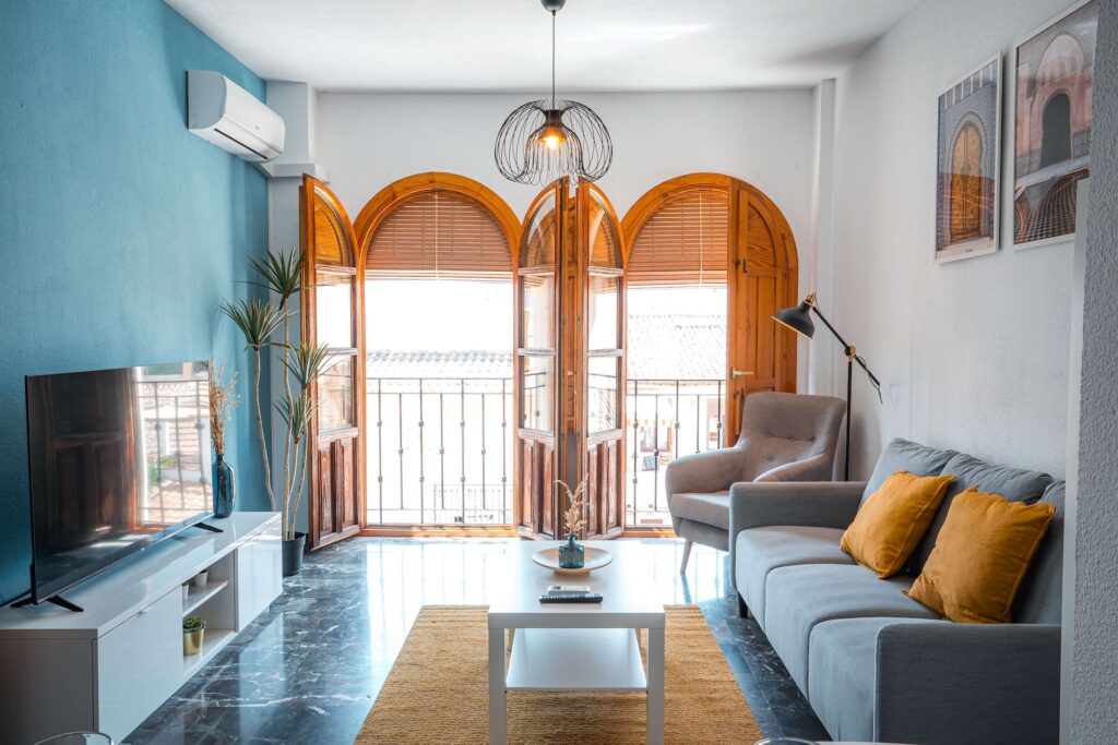 Salón y comedor de Apartamento Turístico Quality Homes San Isidro en Granada