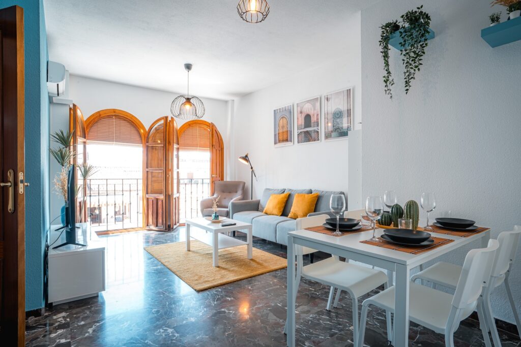 Salón y comedor de Apartamento Turístico Quality Homes San Isidro en Granada