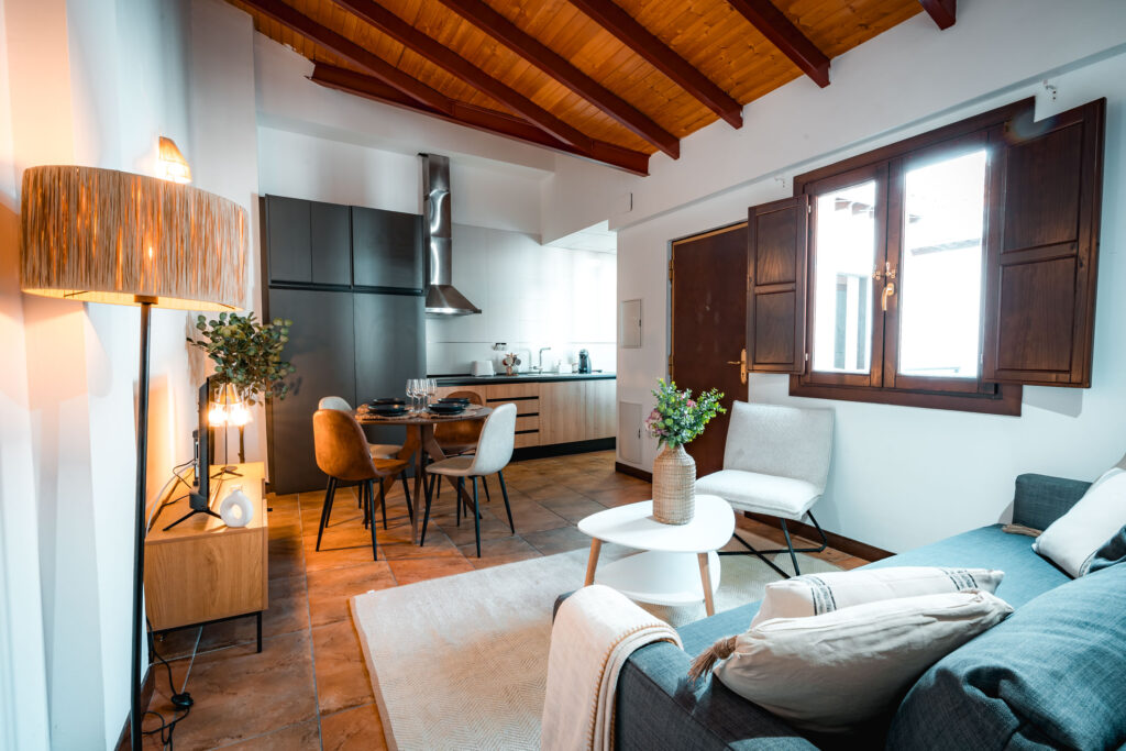 Salón y cocina de Apartamento Turístico Quality Homes Mirador de San Cristobal en Granada