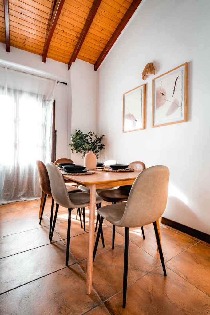 Mesa de Comedor de Apartamento Turístico Quality Homes Mirador de San Cristobal en Granada
