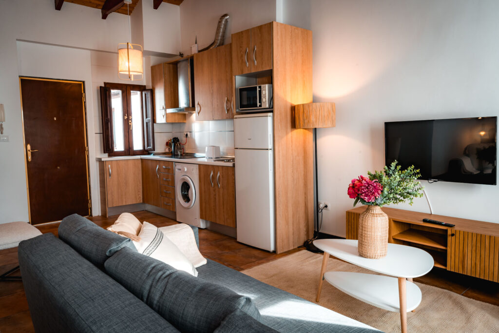 Salon y cocina de Apartamento Turístico Quality Homes Mirador de San Cristobal en Granada