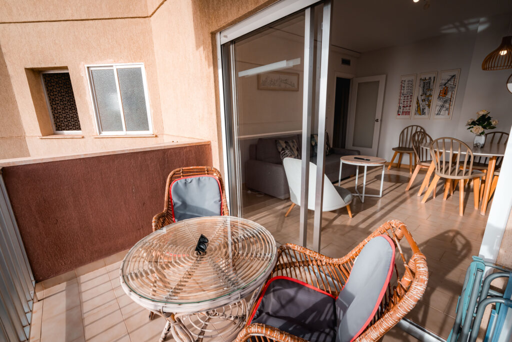 Salón y terraza de Apartamento Turístico Quality Homes Costa Tropical en Almuñecar